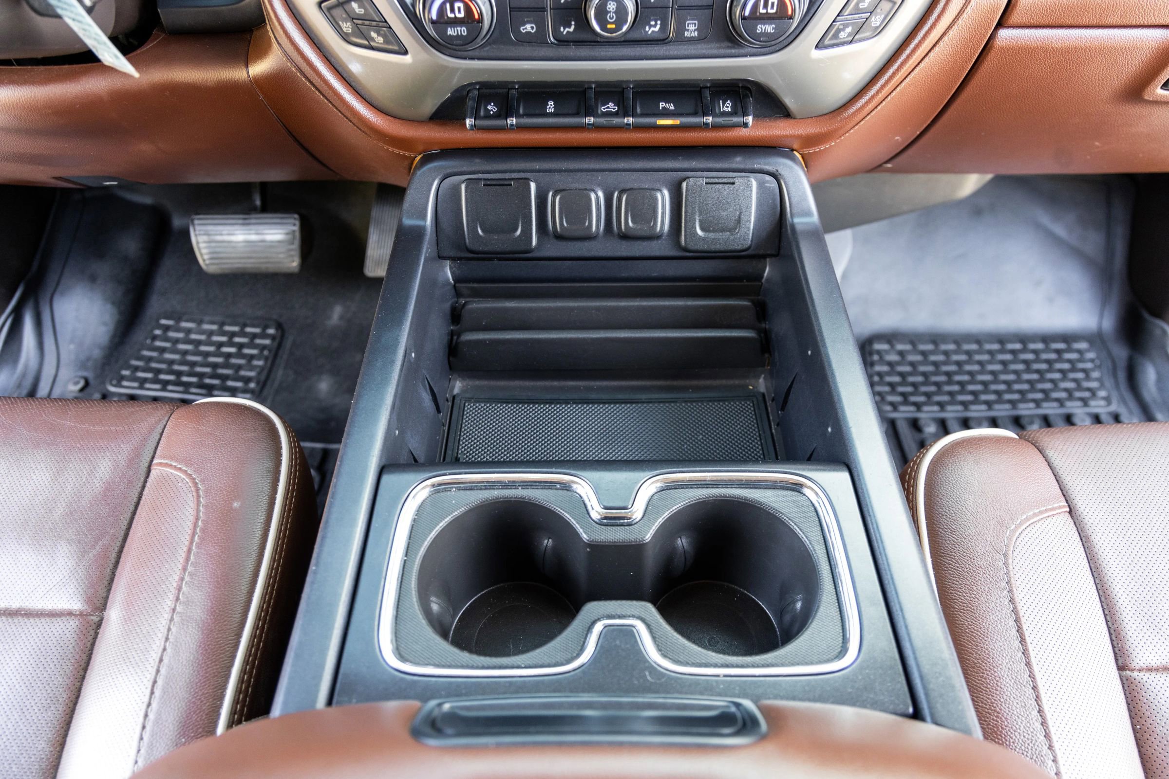 Used 2015 Chevrolet Silverado 1500 High Country image 29