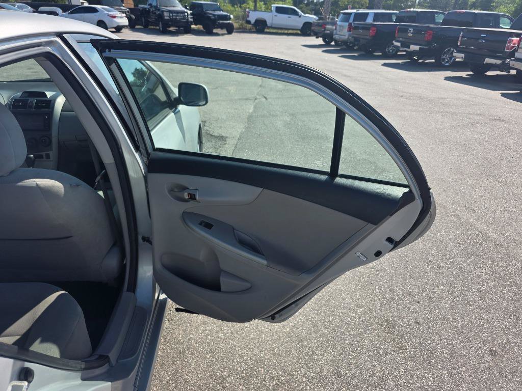 Used 2013 Toyota Corolla LE FWD image 12
