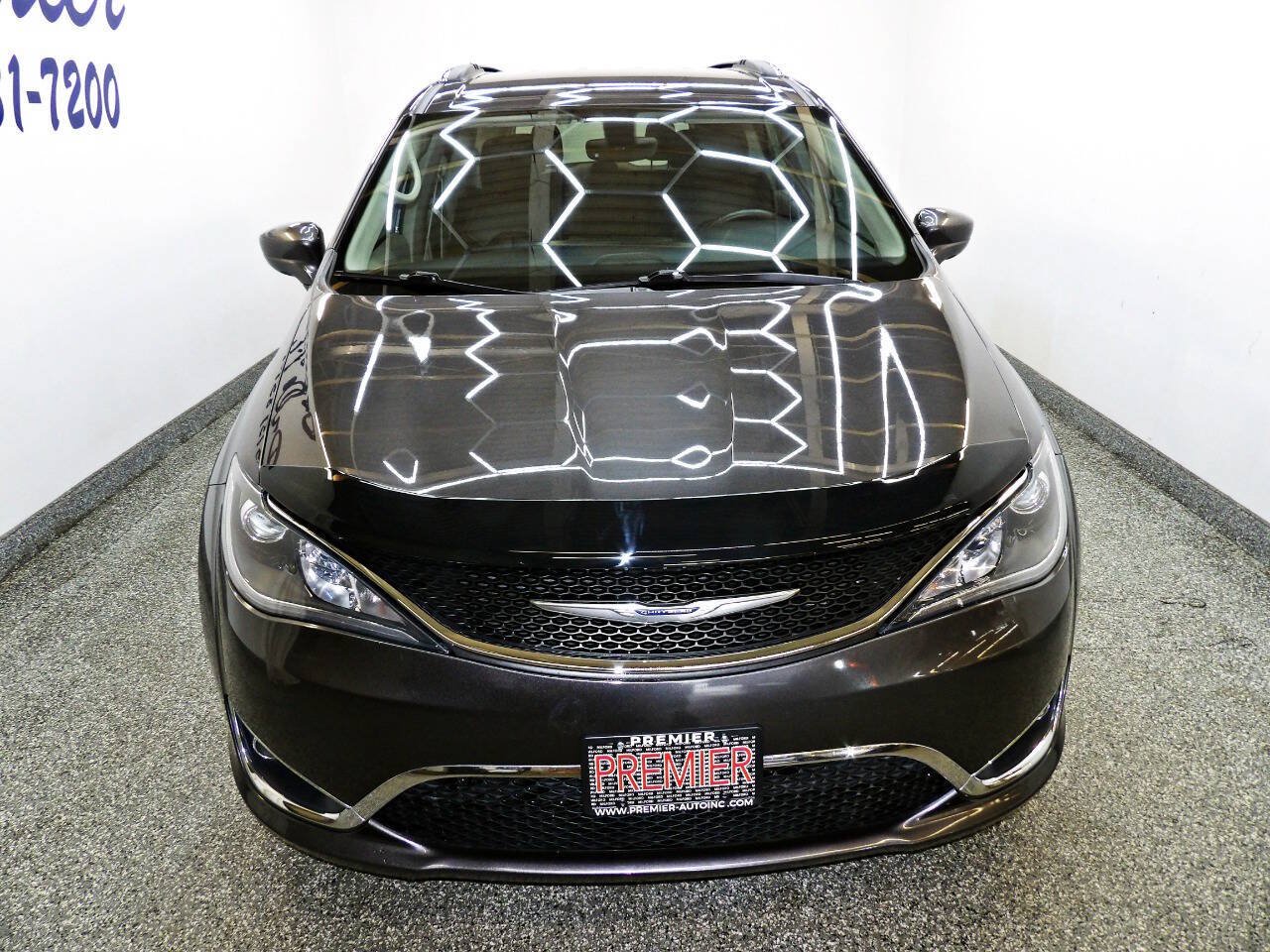 Used 2019 Chrysler Pacifica Touring-L FWD image 2