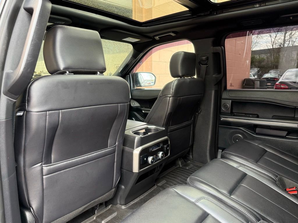 Used 2019 Ford Expedition XLT w/ Equipment Group 202A AWD/4WD image 12