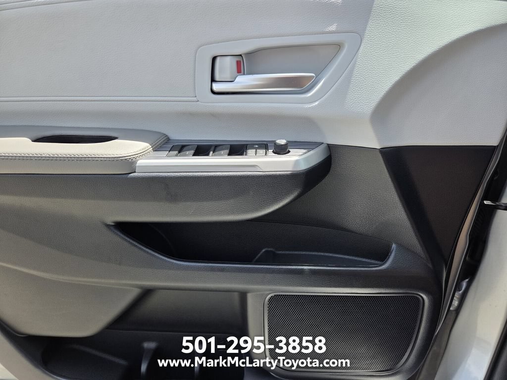 Used 2025 Toyota Sienna XLE FWD image 27