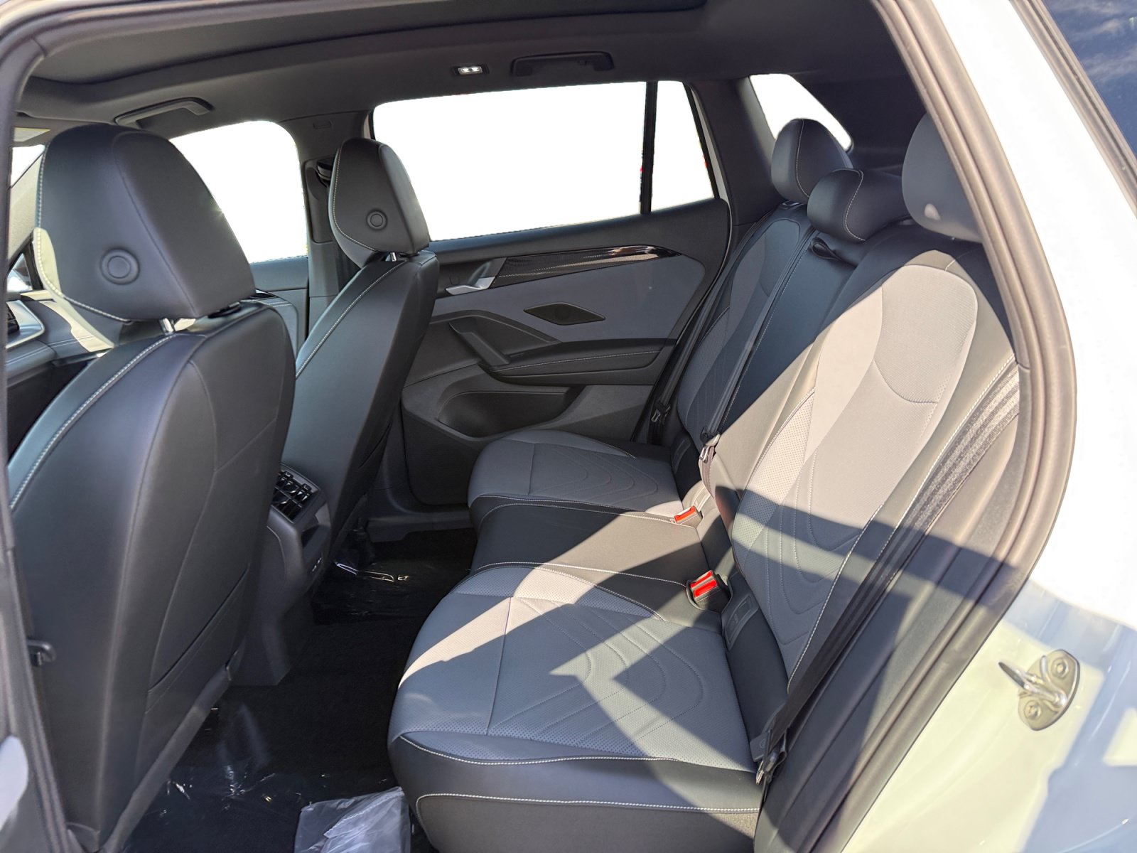 New 2026 Volkswagen Tiguan SE R-Line FWD image 16
