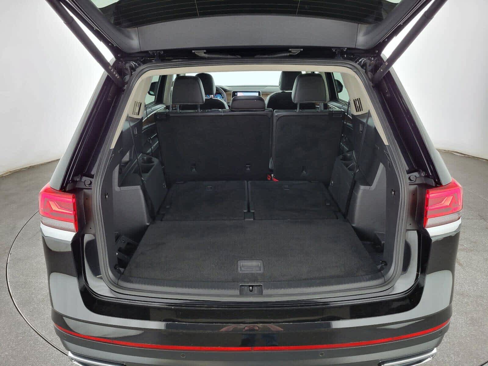 Used 2025 Volkswagen Atlas SE AWD/4WD image 16