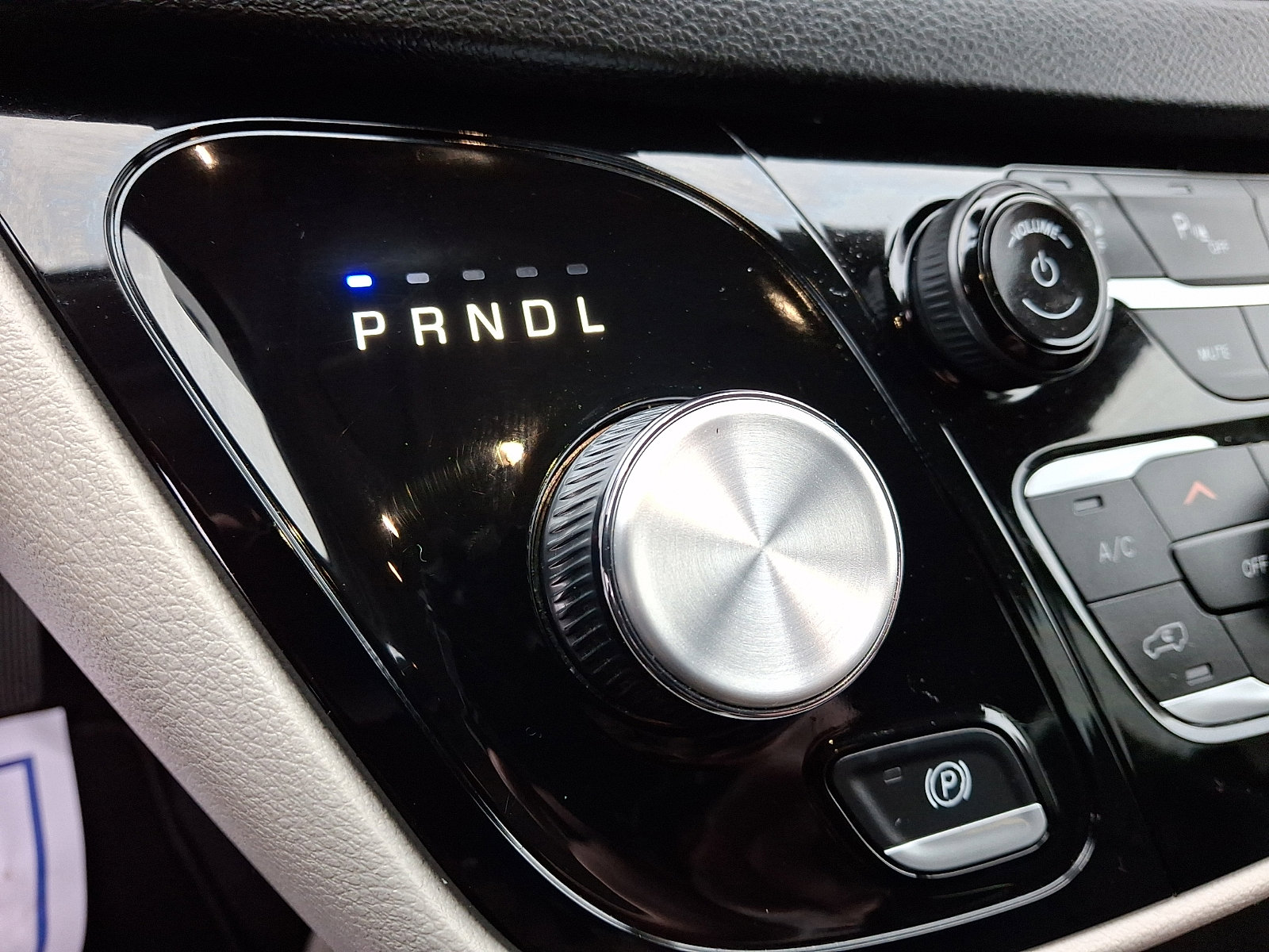 Used 2023 Chrysler Pacifica Touring-L image 16