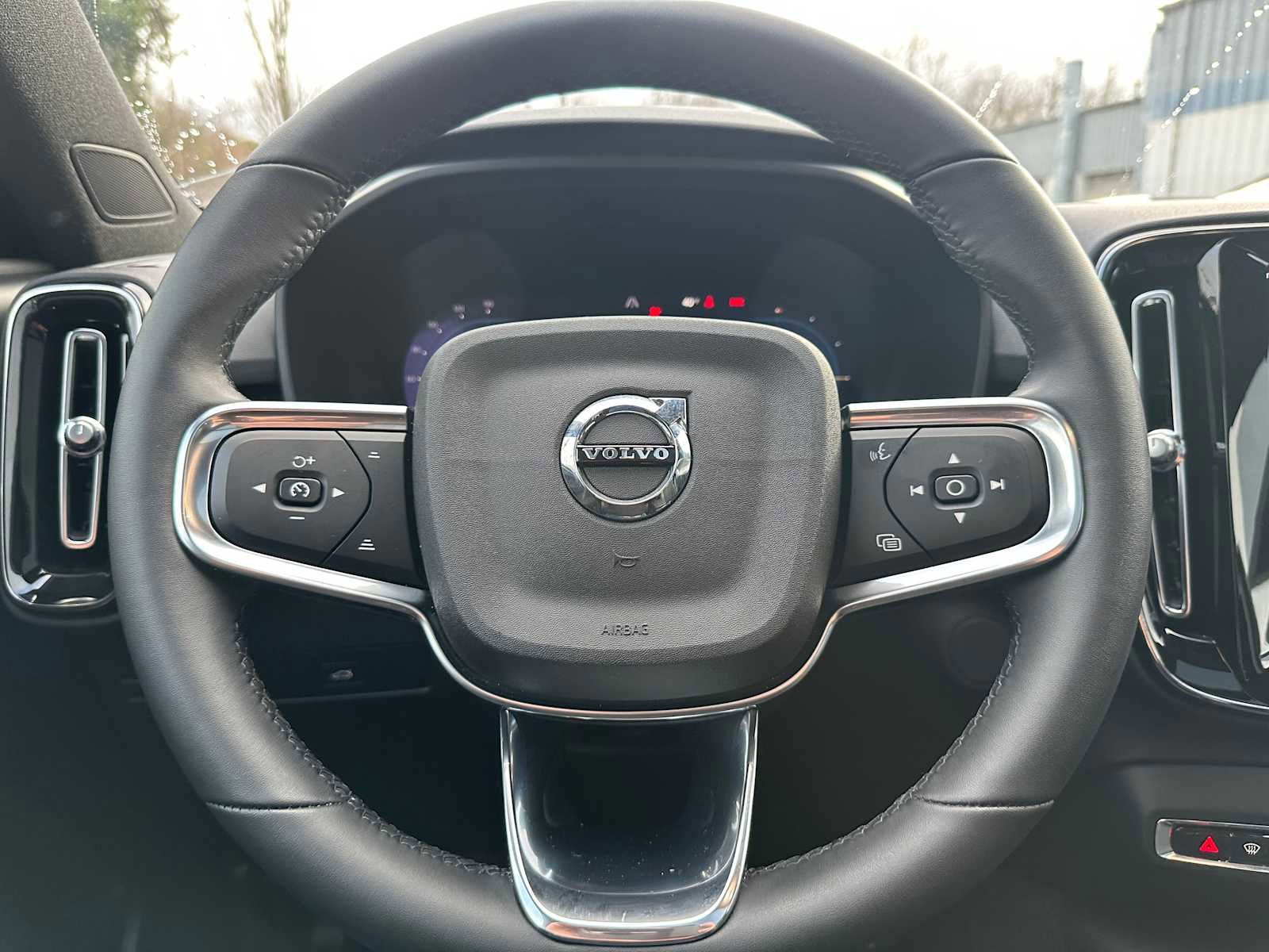 Used 2023 Volvo XC40 Recharge Plus image 25