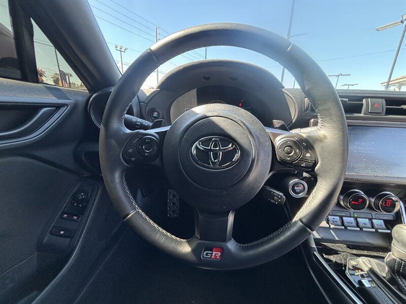 Used 2025 Toyota GR86 Premium w/ ALL Weather Mat Package (TMS) RWD image 18