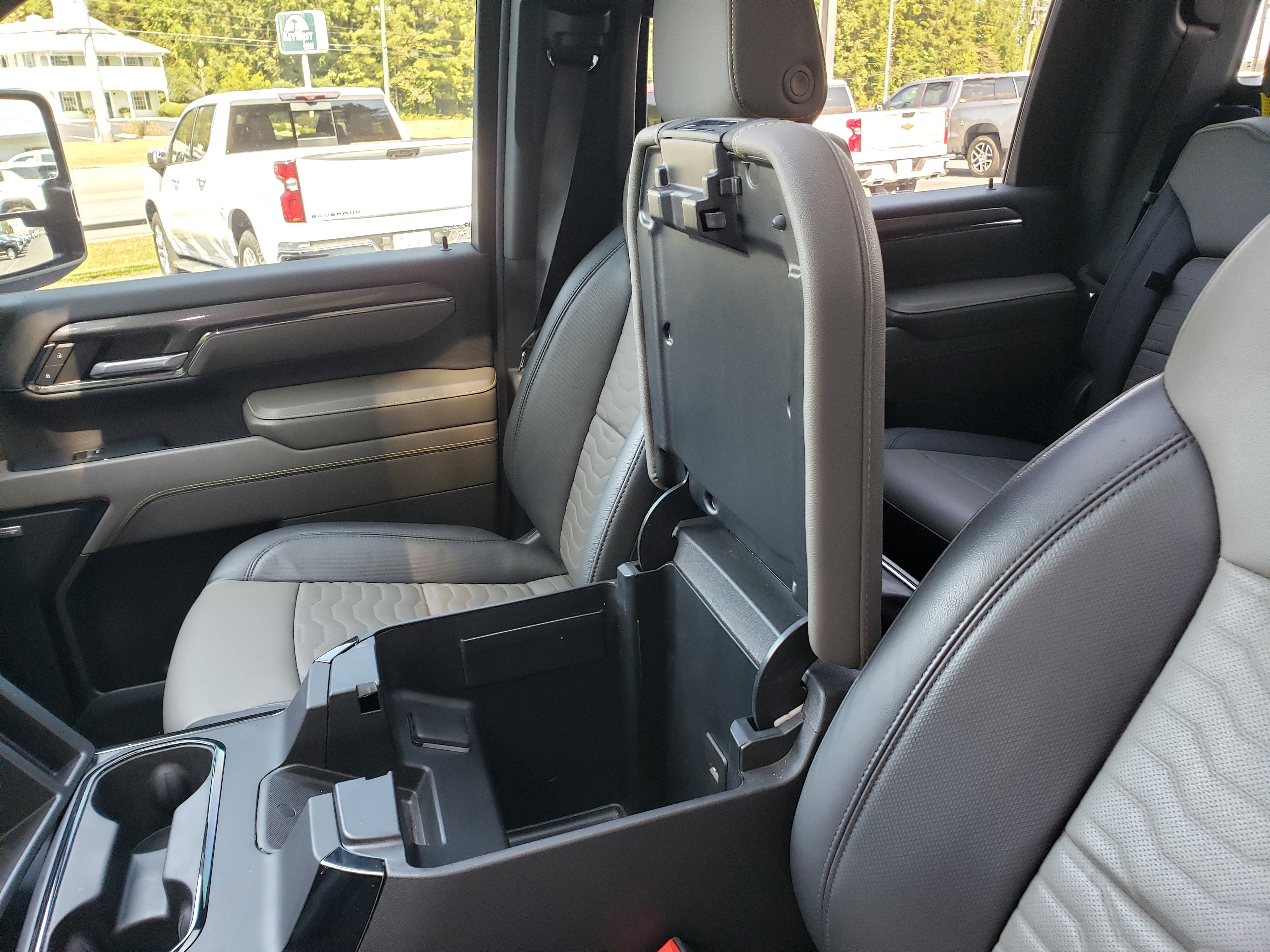 Used 2024 Chevrolet Silverado 2500 ZR2 w/ Technology Package image 25