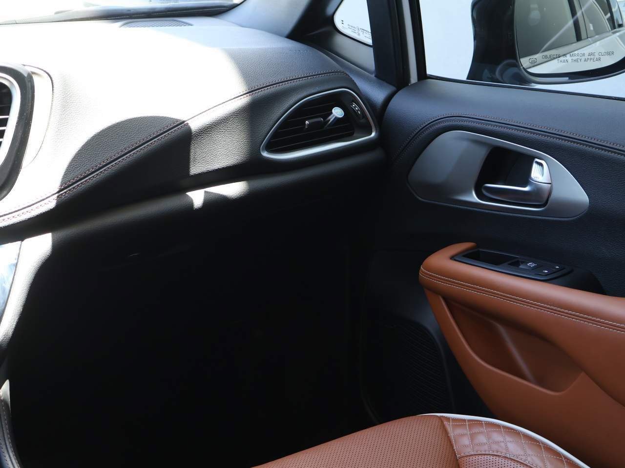 Used 2025 Chrysler Pacifica Pinnacle FWD image 20