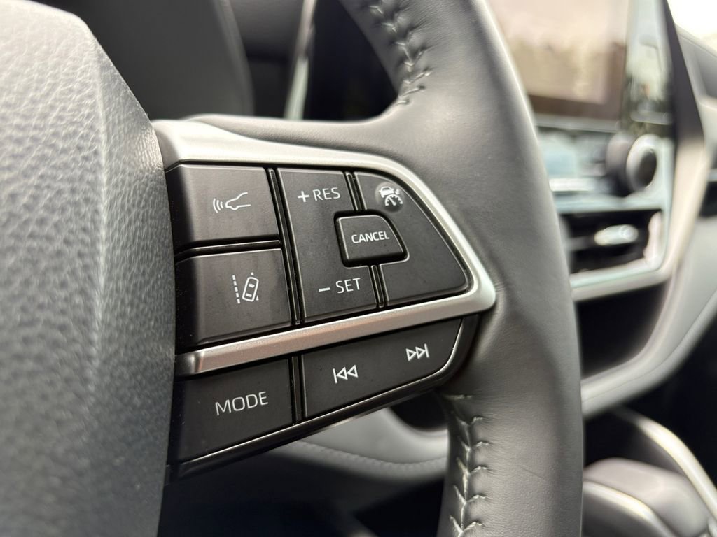 Used 2024 Toyota Highlander LE AWD/4WD image 17