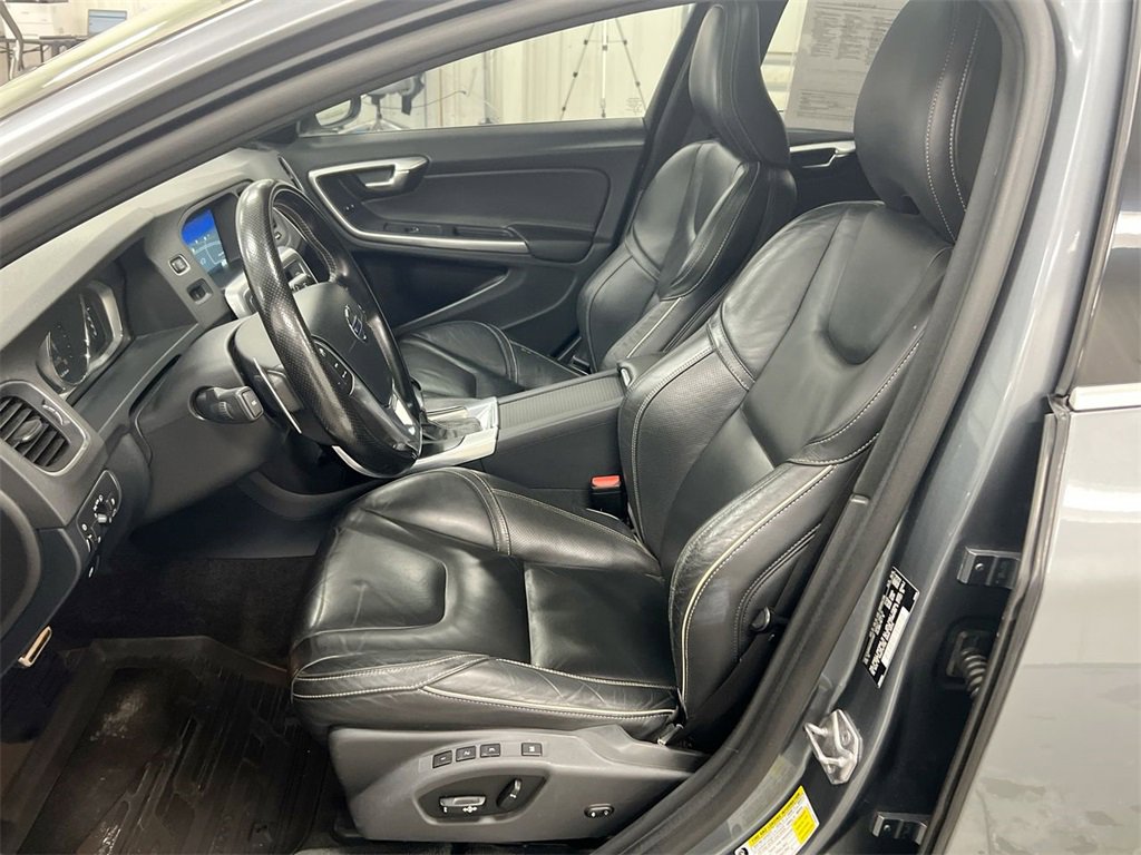 Used 2017 Volvo V60 T6 R-Design Platinum image 20