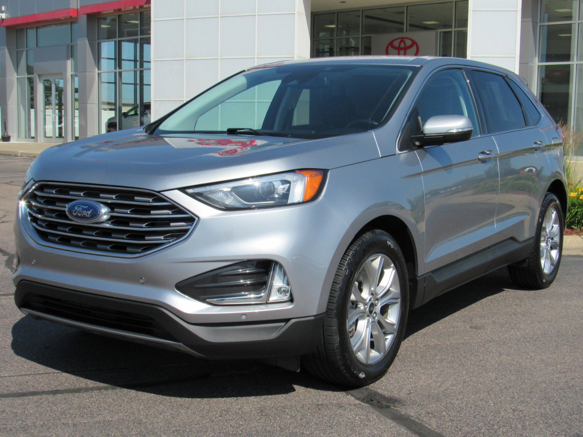 Used 2024 Ford Edge Titanium image 2