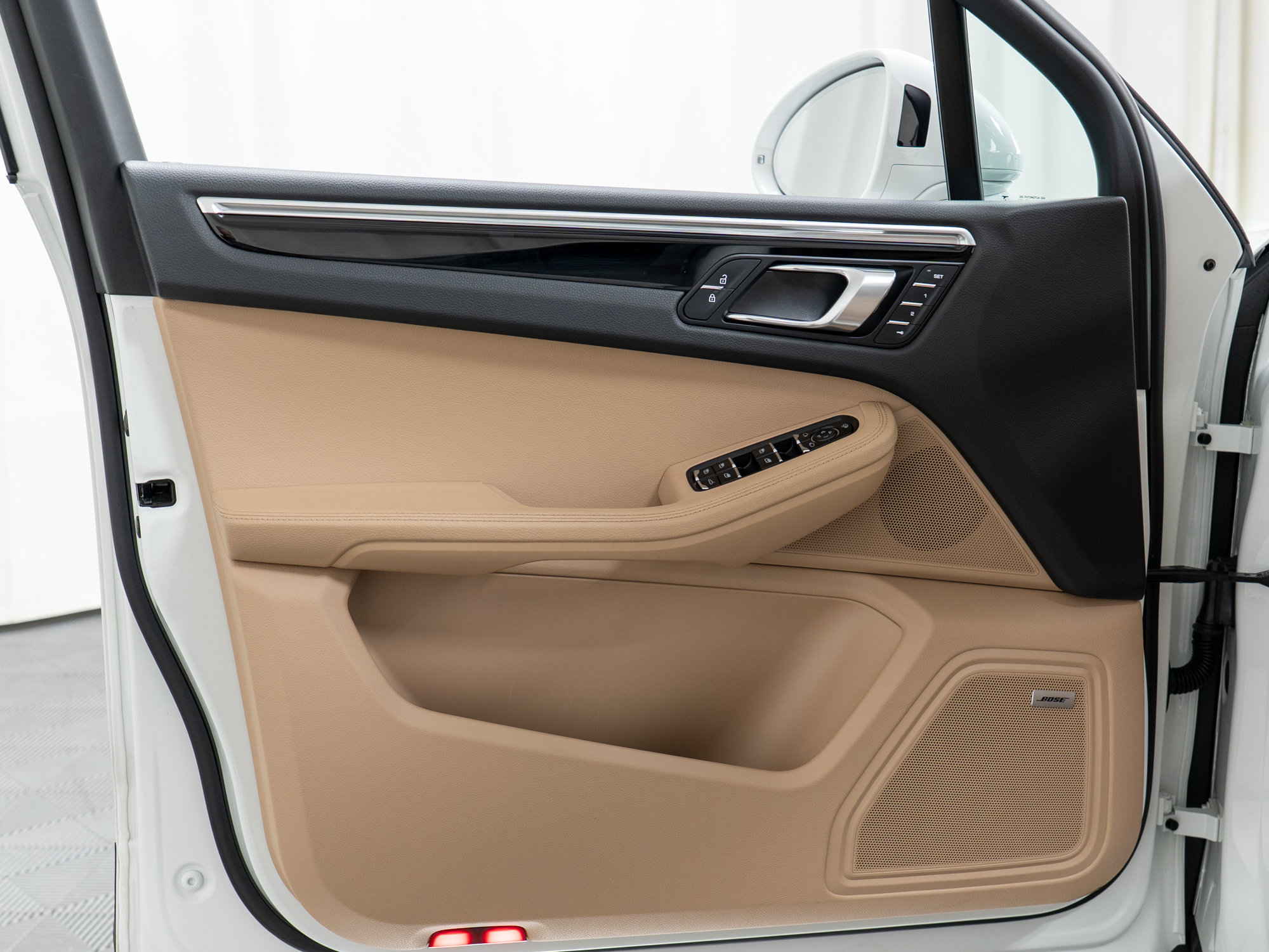 Certified 2022 Porsche Macan AWD/4WD image 14