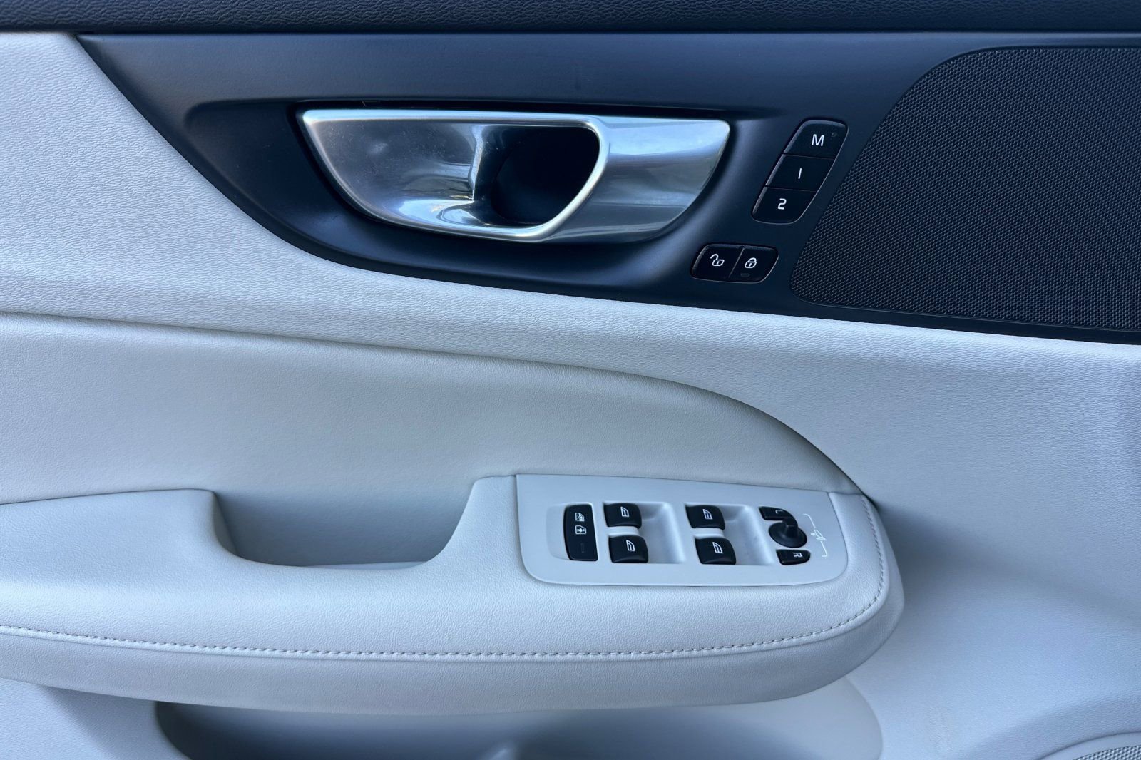 Used 2023 Volvo S60 T8 Plus image 10