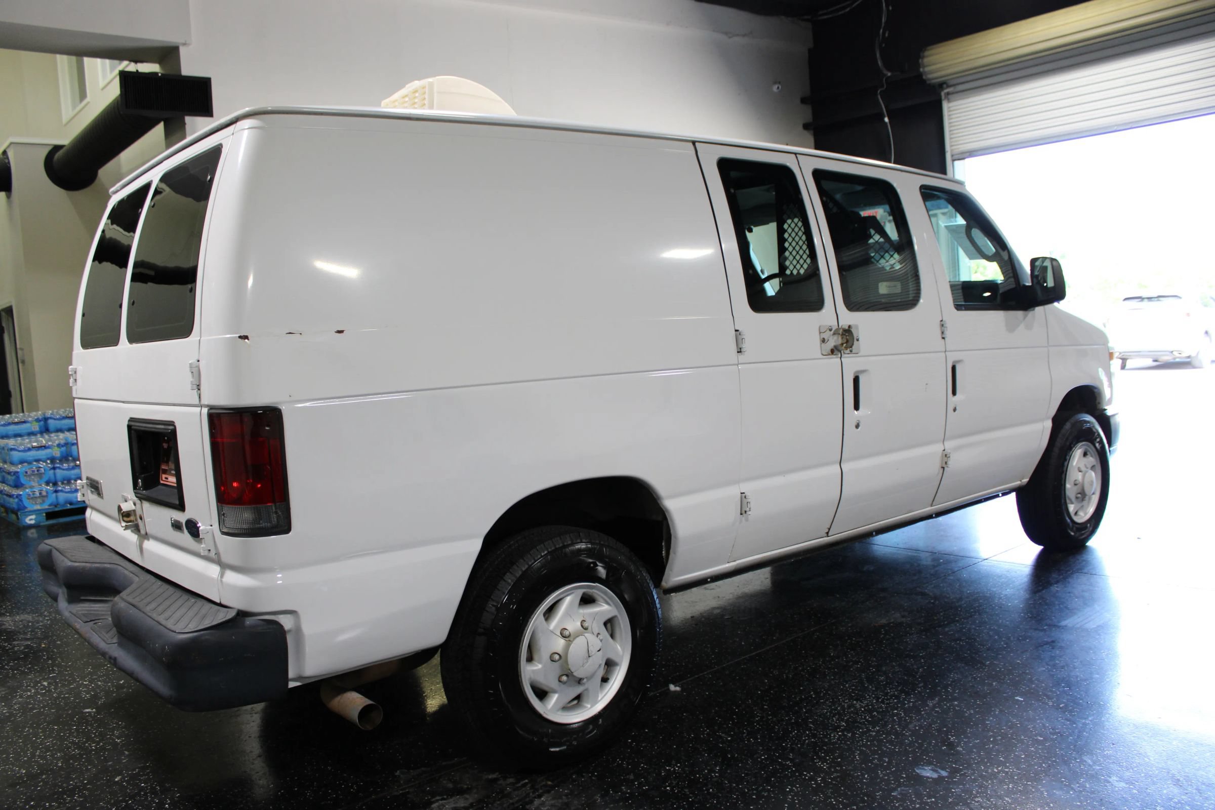 Used 2009 Ford E-350 and Econoline 350 Super Duty RWD image 3