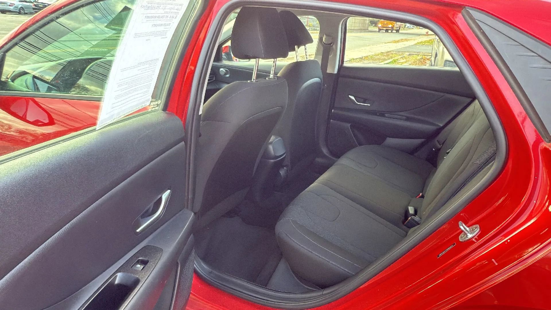 Used 2021 Hyundai Elantra SE image 27