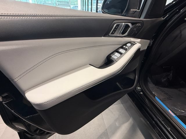 Used 2024 BMW X7 xDrive40i w/ Parking Assistance Package AWD/4WD image 19