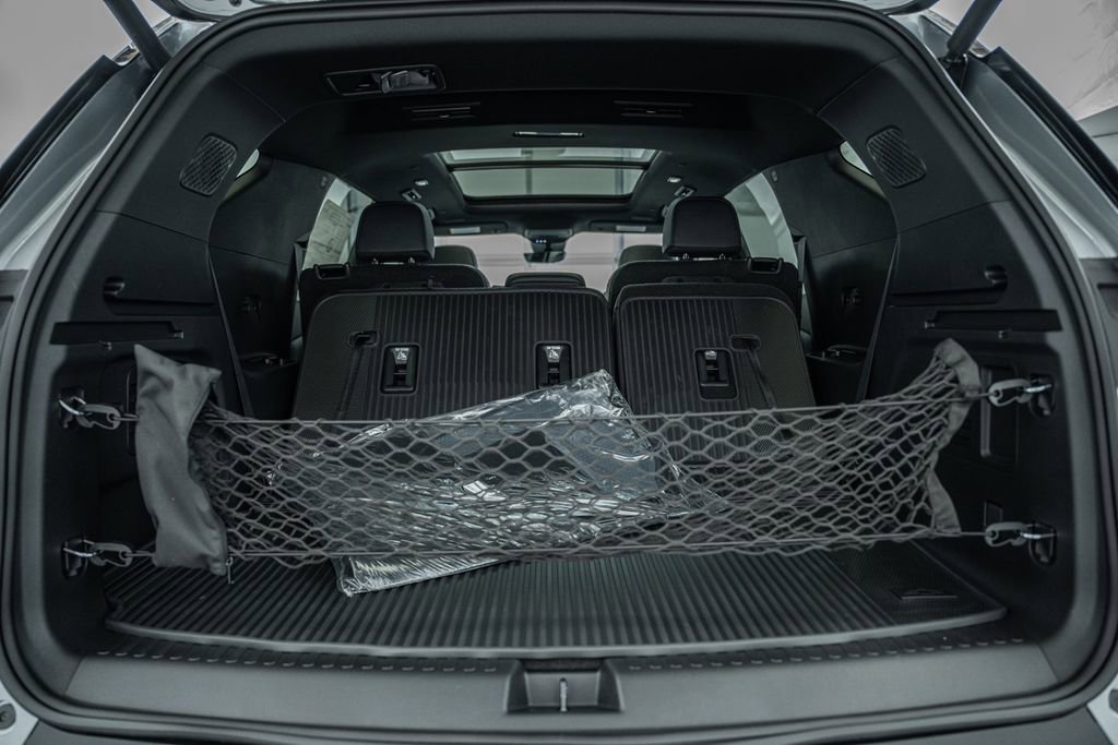 New 2026 Chevrolet Traverse LT w/ Sun and Wheel Package AWD/4WD image 11
