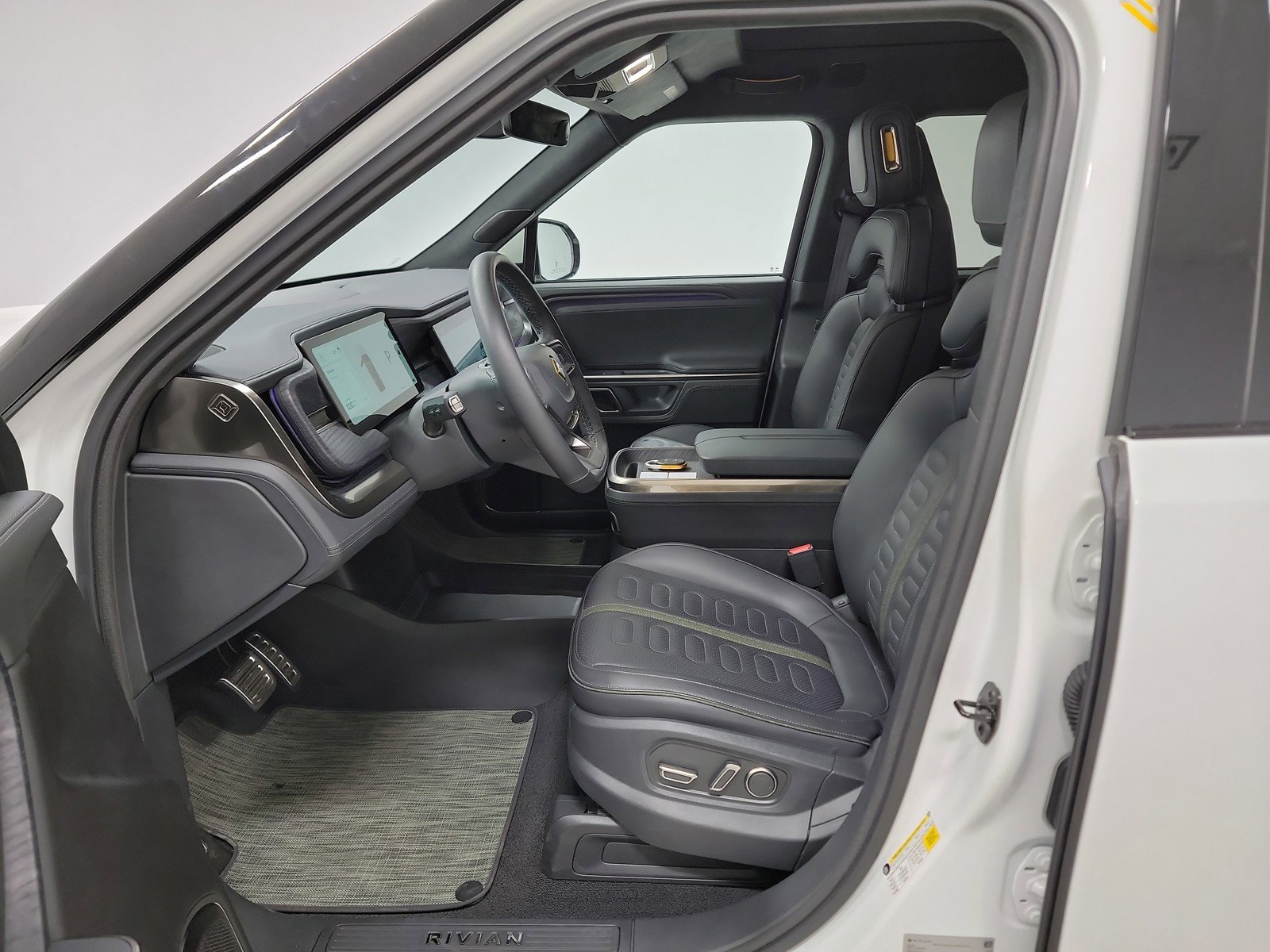 Used 2024 Rivian R1S Adventure image 20