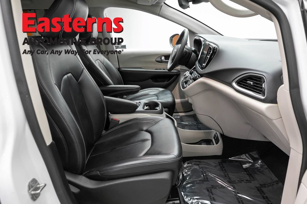 Used 2023 Chrysler Pacifica Touring-L FWD image 23