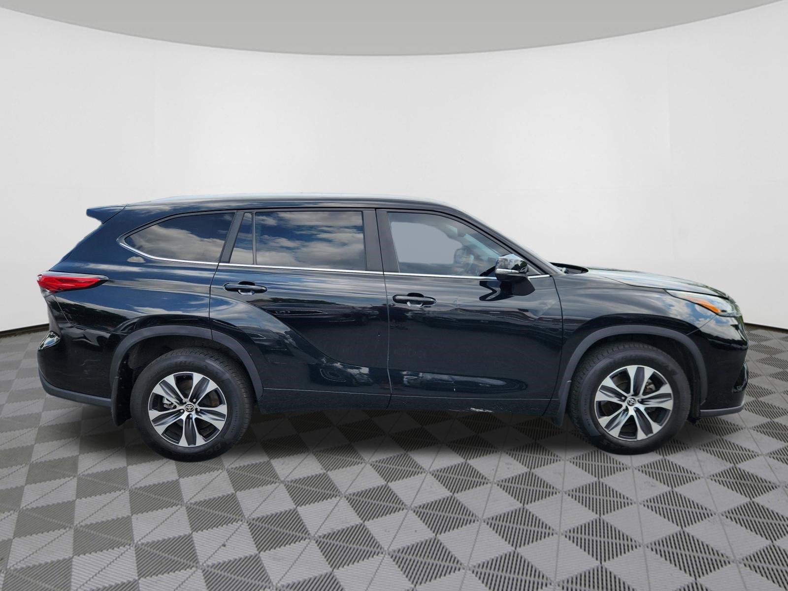 Used 2023 Toyota Highlander XLE AWD/4WD image 6