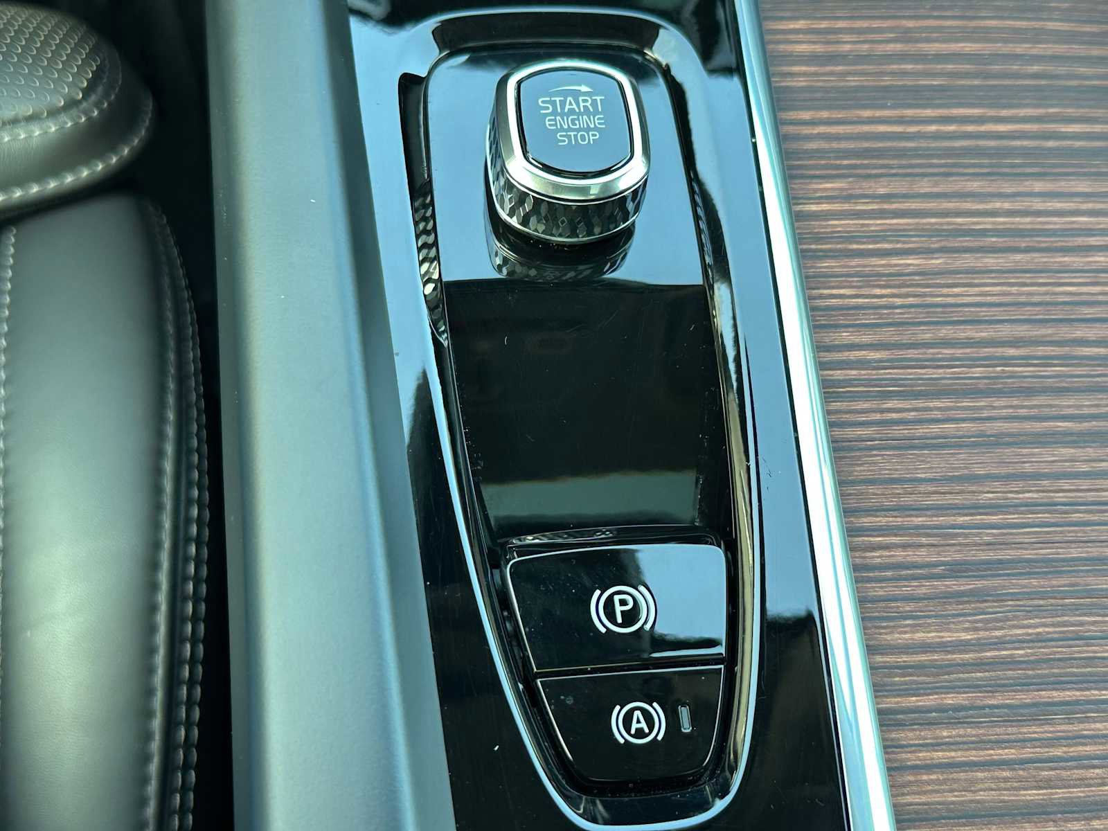 Certified 2023 Volvo XC60 T8 Ultimate w/ Climate Package image 31
