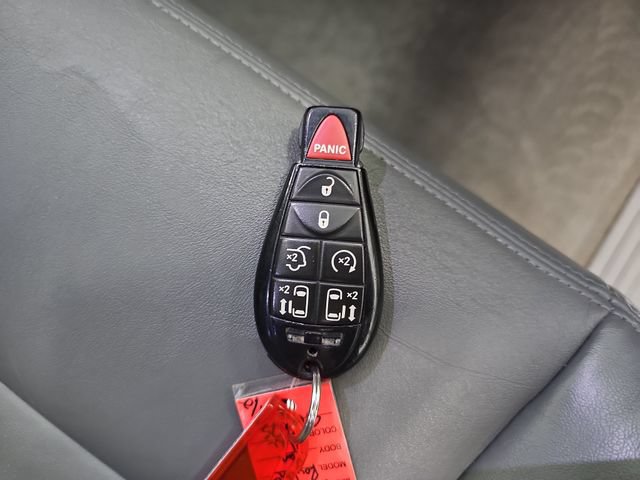Used 2009 Volkswagen Routan SEL Premium FWD image 28