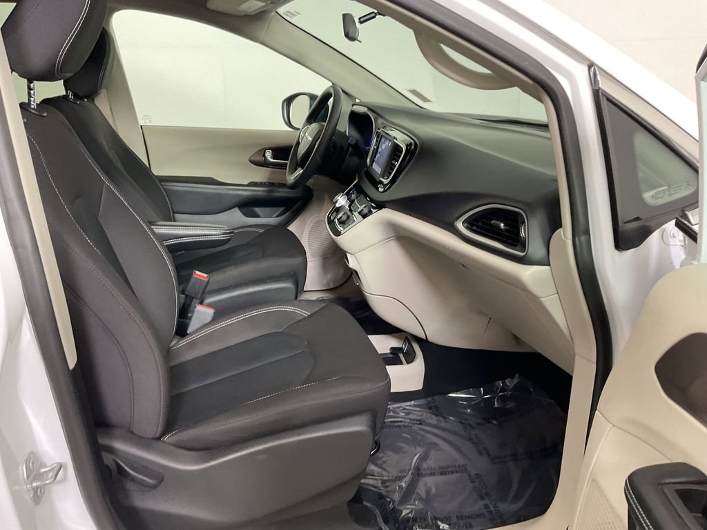 Used 2022 Chrysler Voyager LX image 25