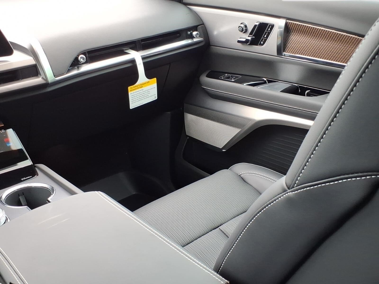 New 2027 Cadillac Vistiq Sport w/ LPO, Floor Liner Package AWD/4WD image 10