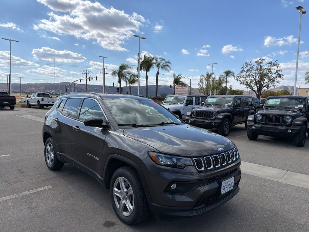 Used 2023 Jeep Compass Latitude AWD/4WD image 2