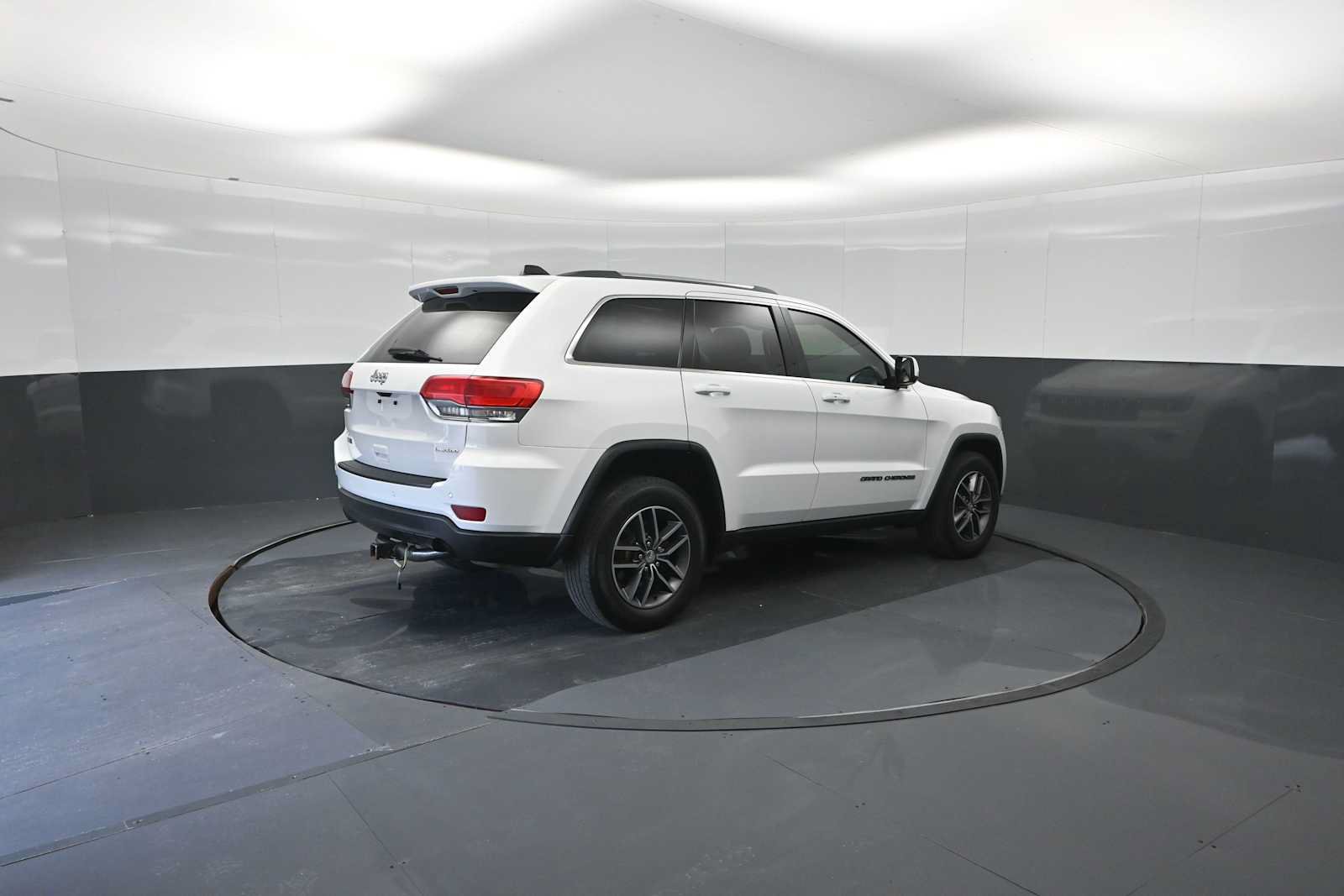 Used 2018 Jeep Grand Cherokee Laredo AWD/4WD image 26