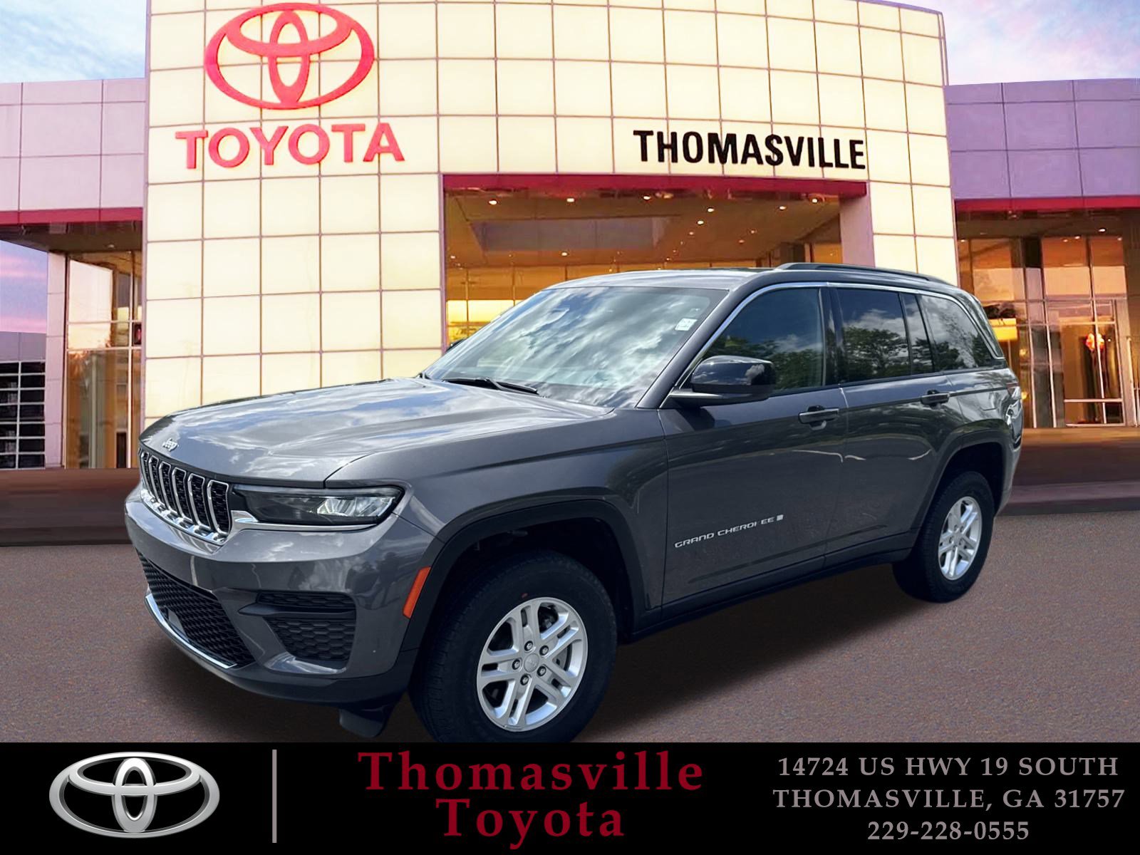 Used 2024 Jeep Grand Cherokee Laredo image 1