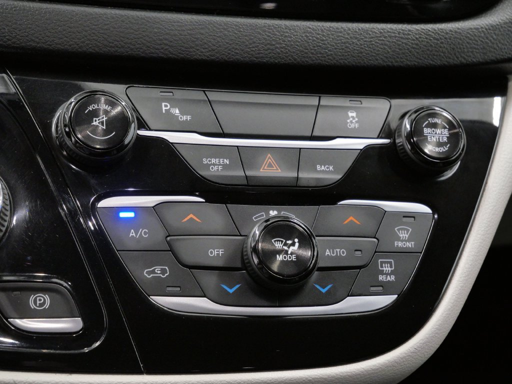Certified 2017 Chrysler Pacifica Touring-L FWD image 26