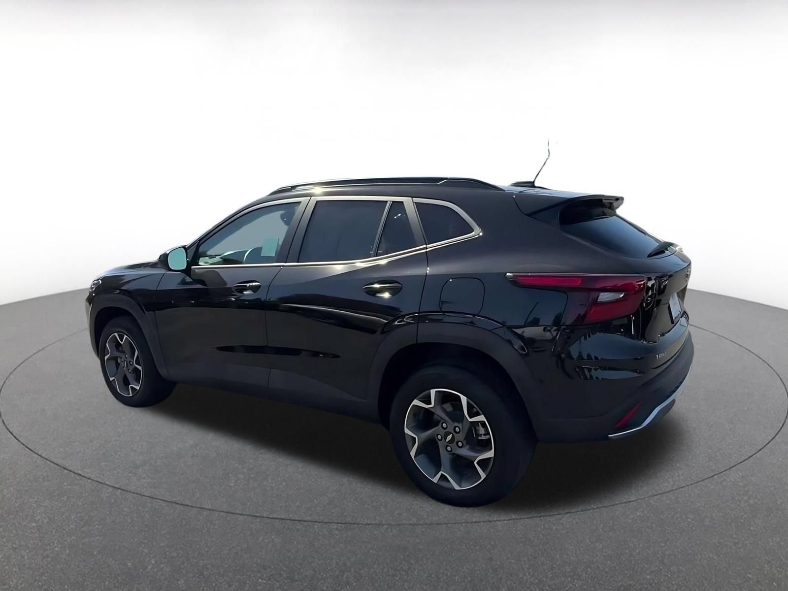 Used 2025 Chevrolet Trax LT w/ LT Convenience Package FWD image 9