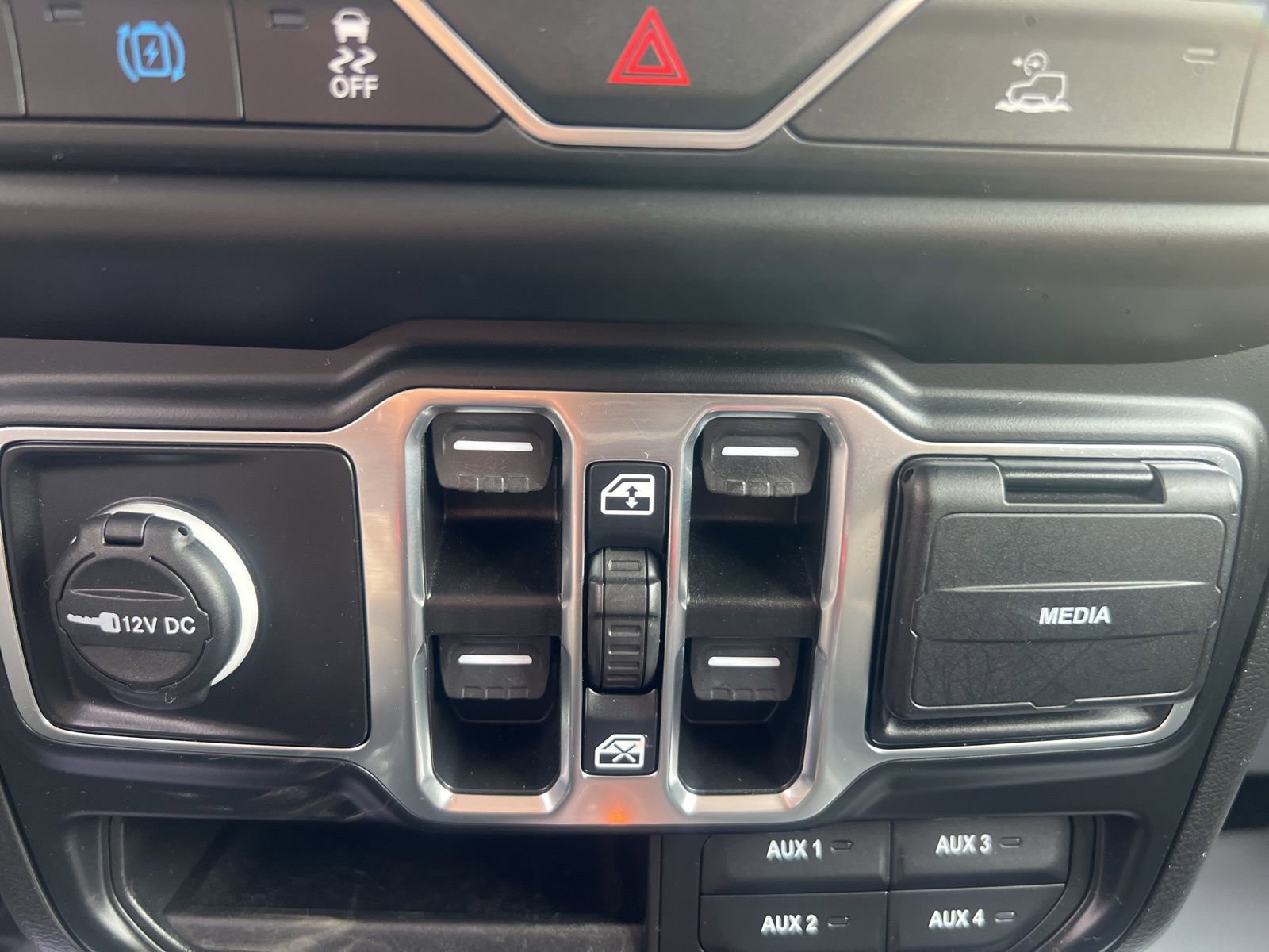 Used 2023 Jeep Wrangler Unlimited w/ Cold Weather Group AWD/4WD image 18