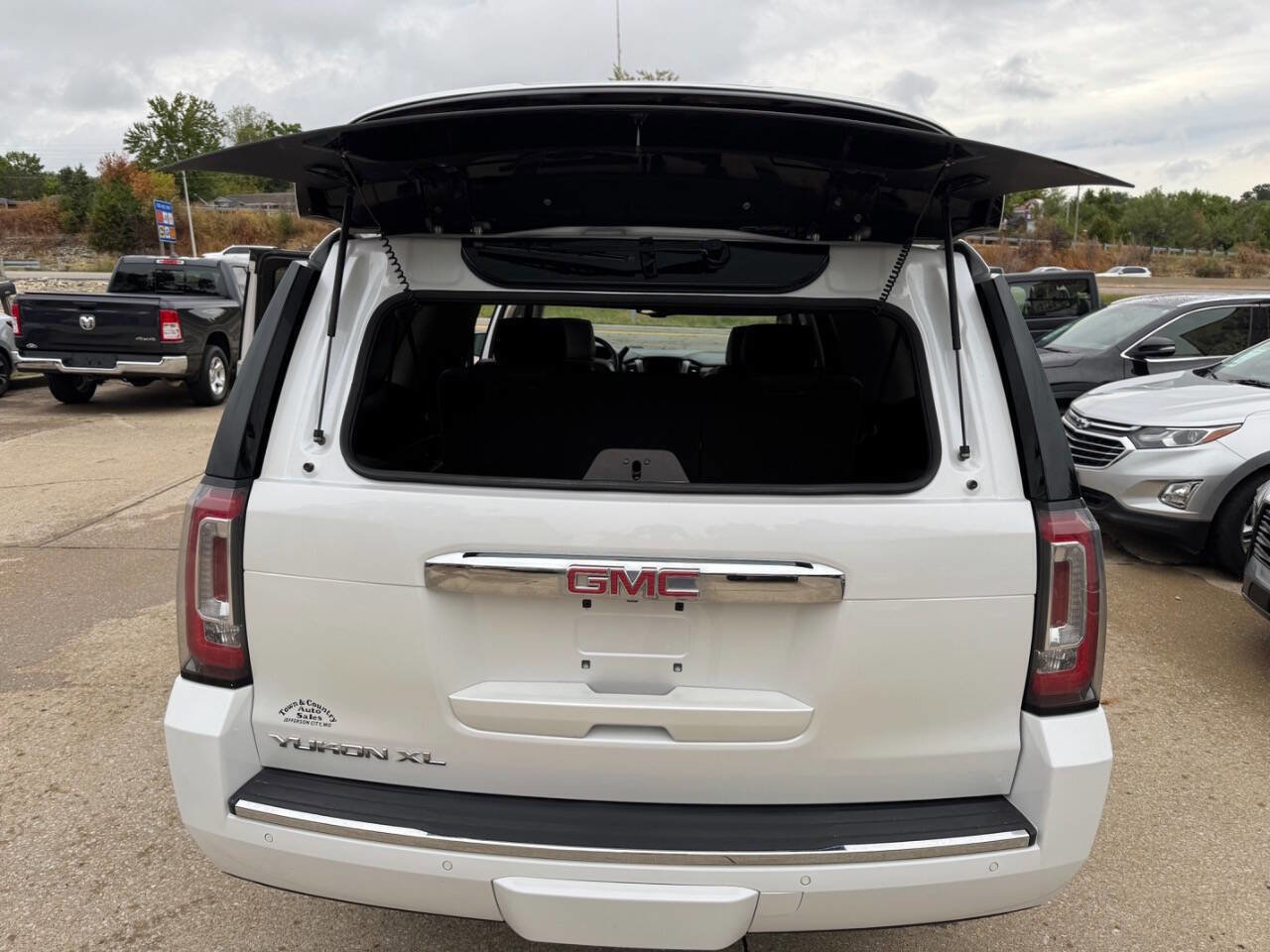 Used 2019 GMC Yukon XL Denali image 23