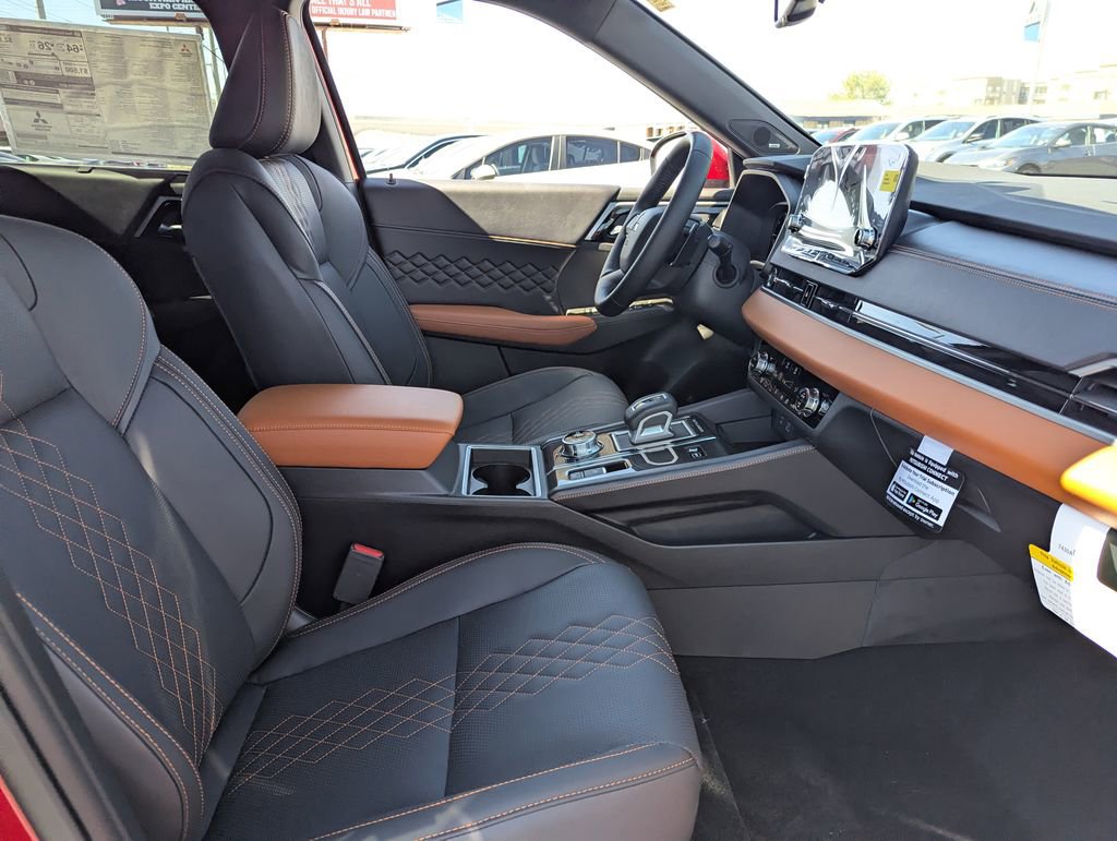 Used 2025 Mitsubishi Outlander 4WD Plug-In Hybrid image 38