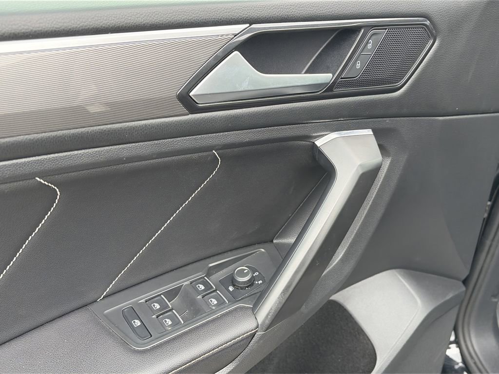 Certified 2023 Volkswagen Tiguan SE R-Line image 18