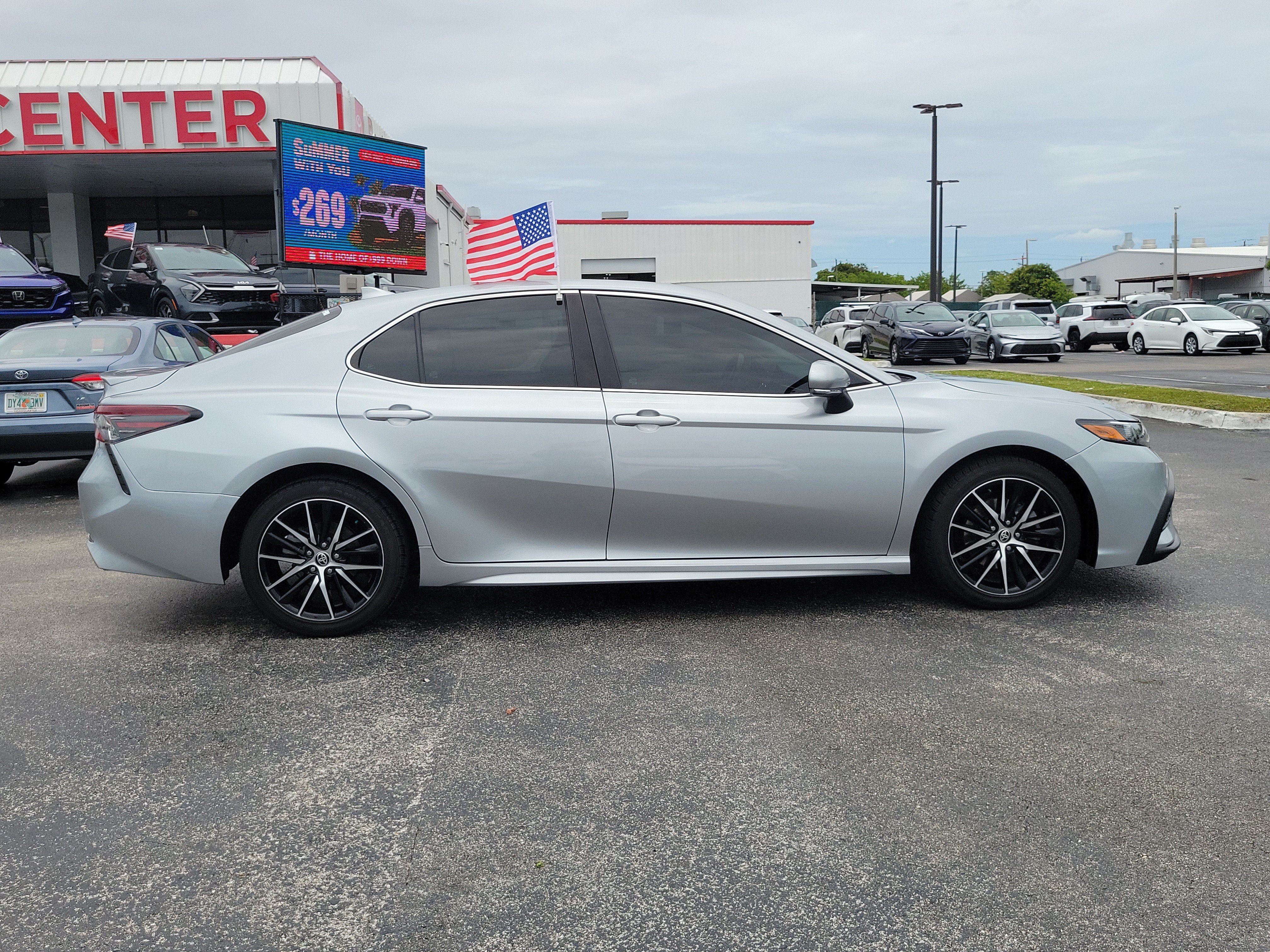 Used 2022 Toyota Camry SE FWD image 13