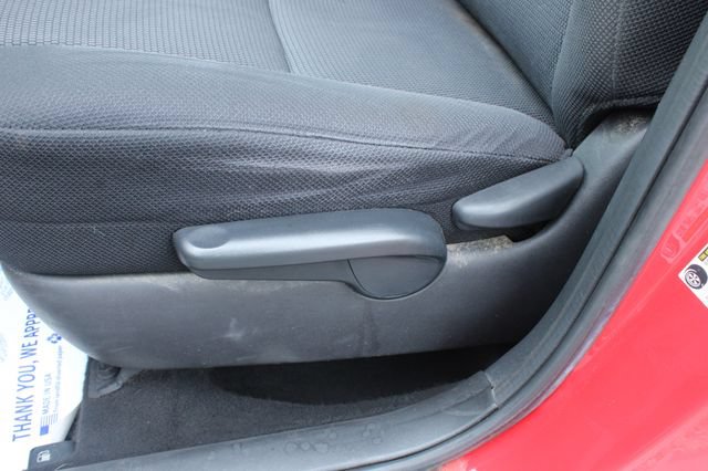 Used 2006 Pontiac Vibe w/ Preferred Package FWD image 13