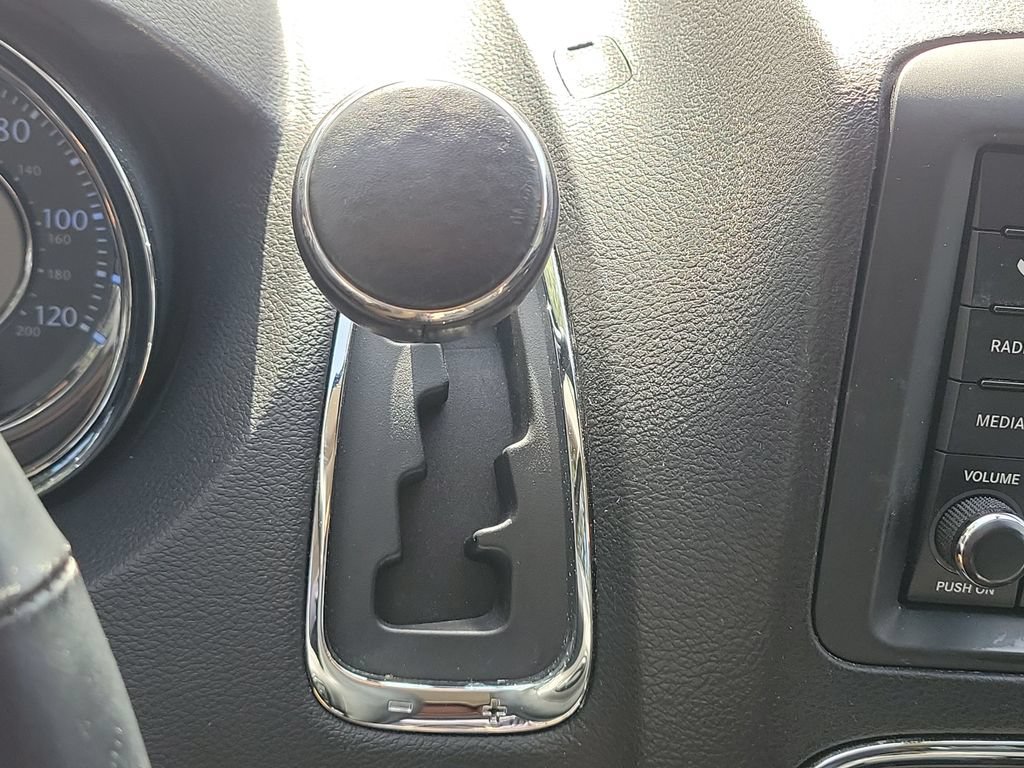 Used 2013 Chrysler Town & Country Touring-L w/ Driver Convenience Group FWD image 18