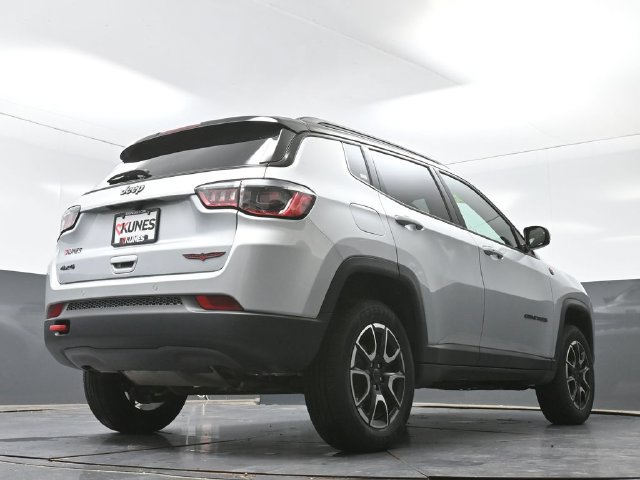 Used 2025 Jeep Compass Trailhawk AWD/4WD image 50