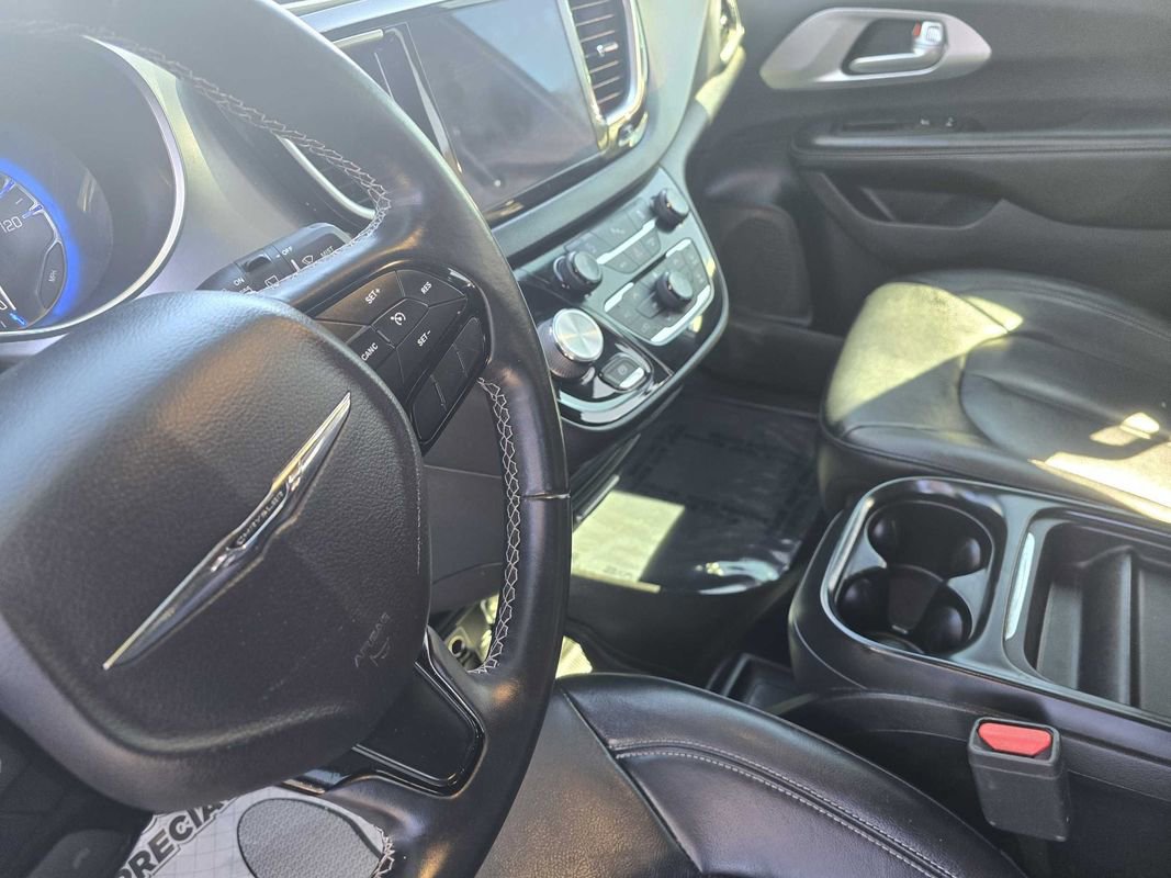 Used 2018 Chrysler Pacifica Touring-L w/ Premium Audio Group FWD image 30