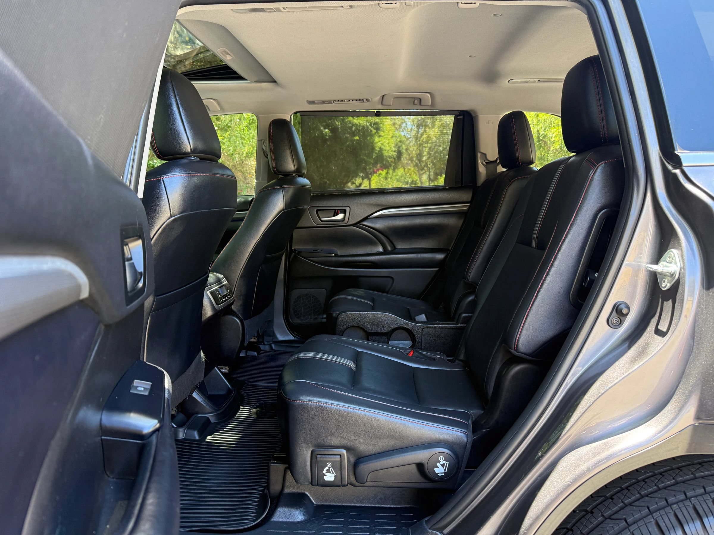 Used 2019 Toyota Highlander SE FWD image 14