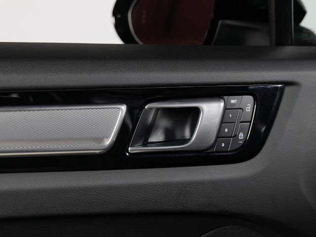 Certified 2023 Porsche Cayenne Platinum Edition image 30
