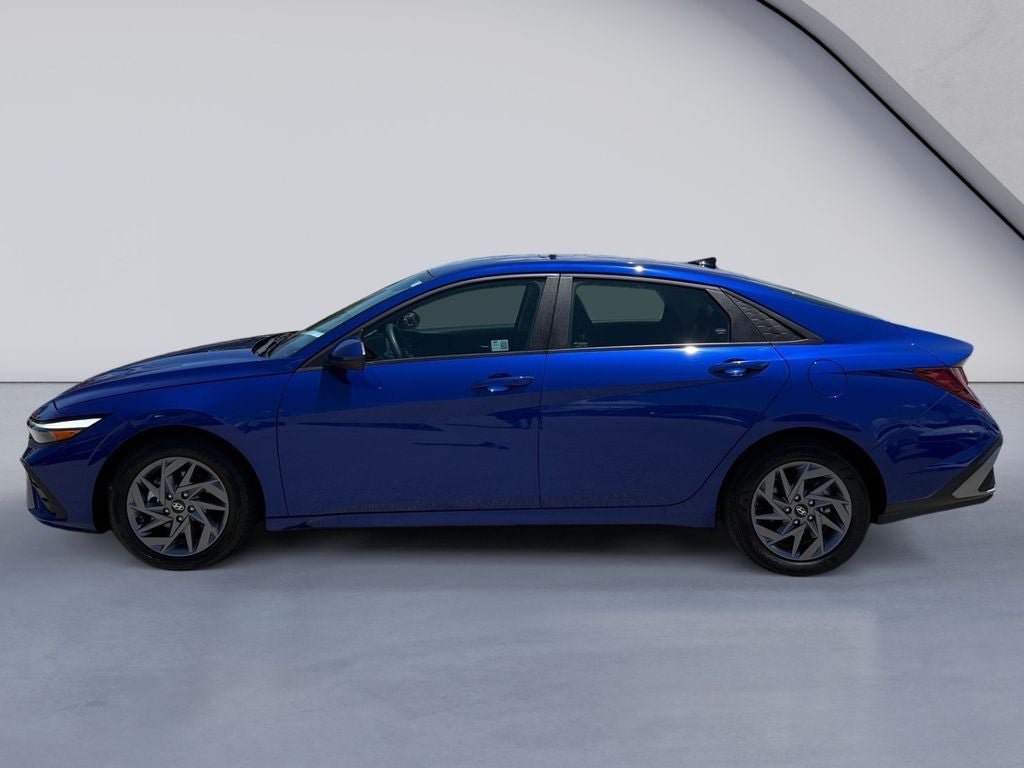 Used 2024 Hyundai Elantra SEL FWD image 2