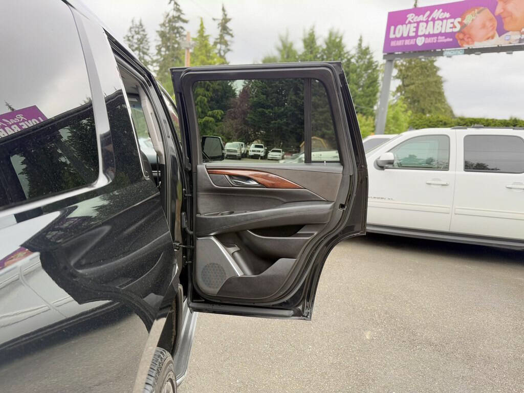 Used 2016 Cadillac Escalade Luxury image 30