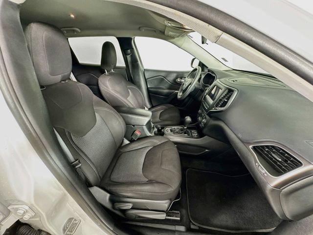 Used 2019 Jeep Cherokee Latitude w/ Popular Appearance Group FWD image 30