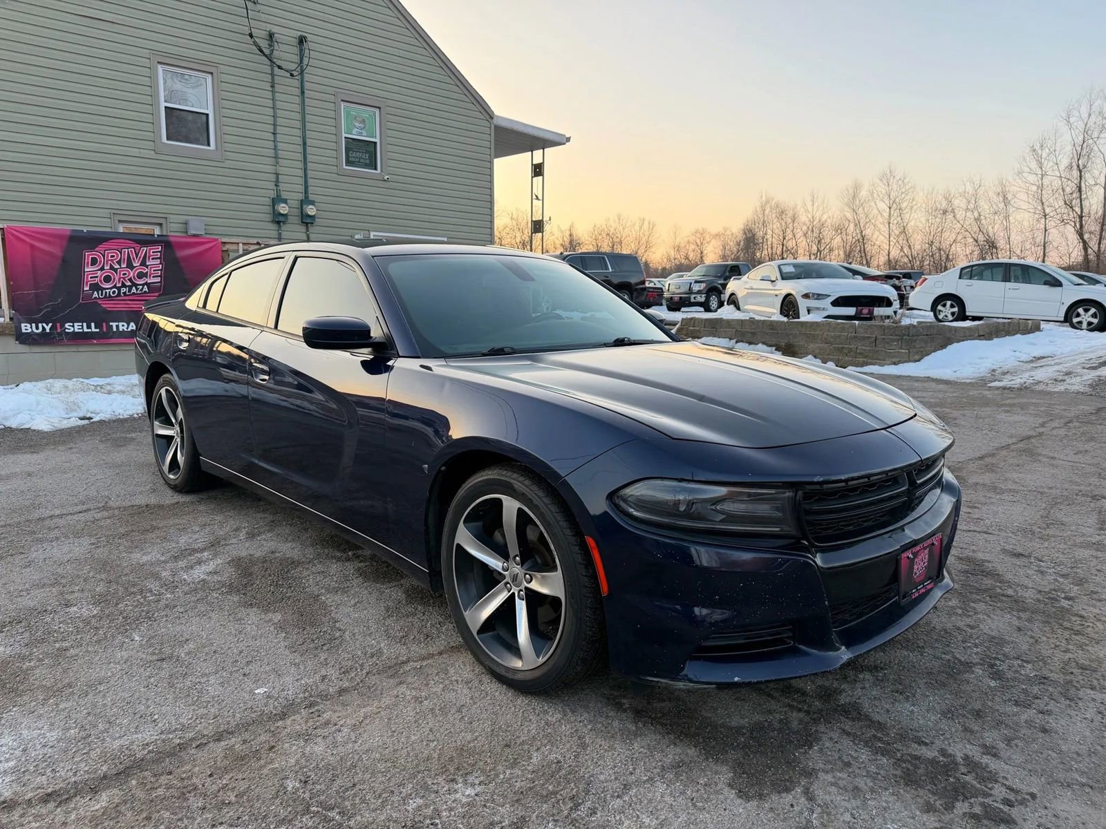 Used 2017 Dodge Charger SE image 3