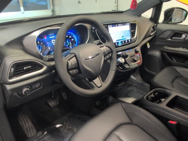 New 2026 Chrysler Pacifica Select image 10