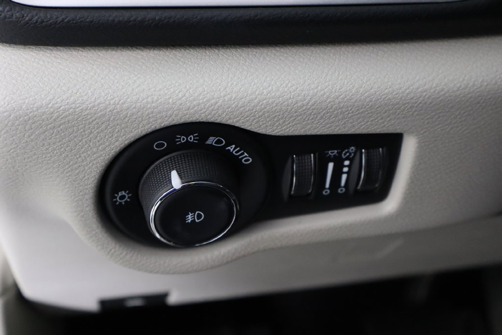 Used 2023 Chrysler Pacifica Touring-L FWD image 23